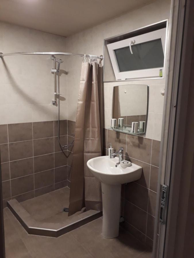 2 Bedroom Apartment In Chugureti Tbilisi Buitenkant foto