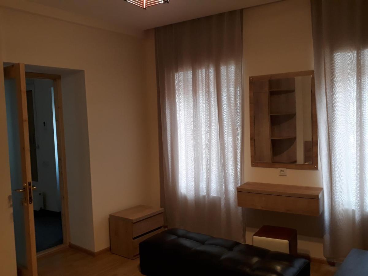 2 Bedroom Apartment In Chugureti Tbilisi Buitenkant foto