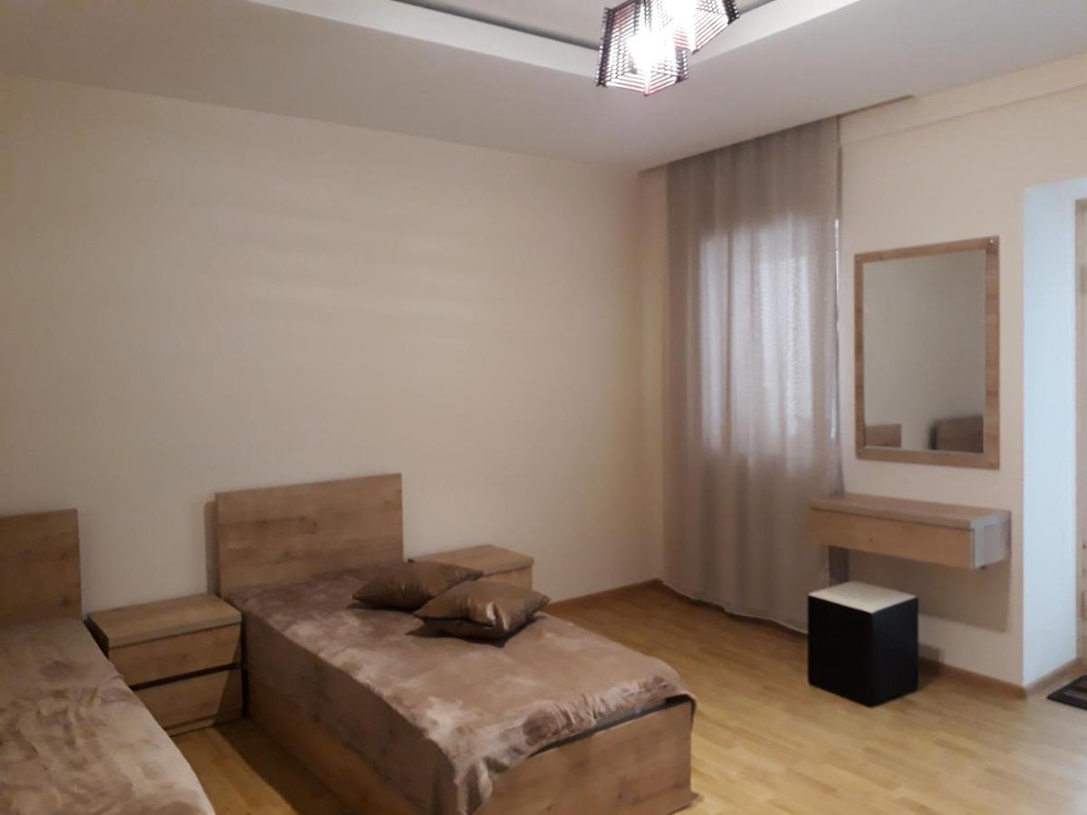 2 Bedroom Apartment In Chugureti Tbilisi Buitenkant foto